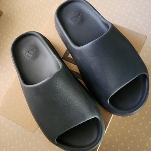 Yeezy Slides onyx